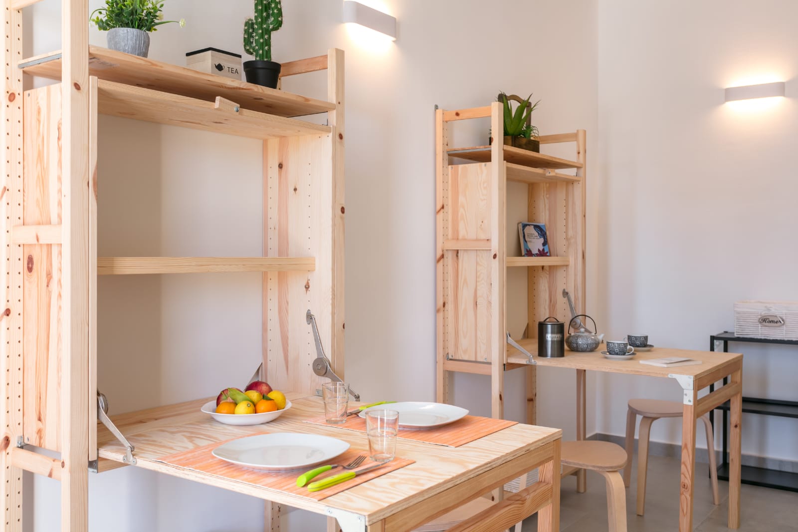Tavolo da pranzo apparecchiato nell'area comune
